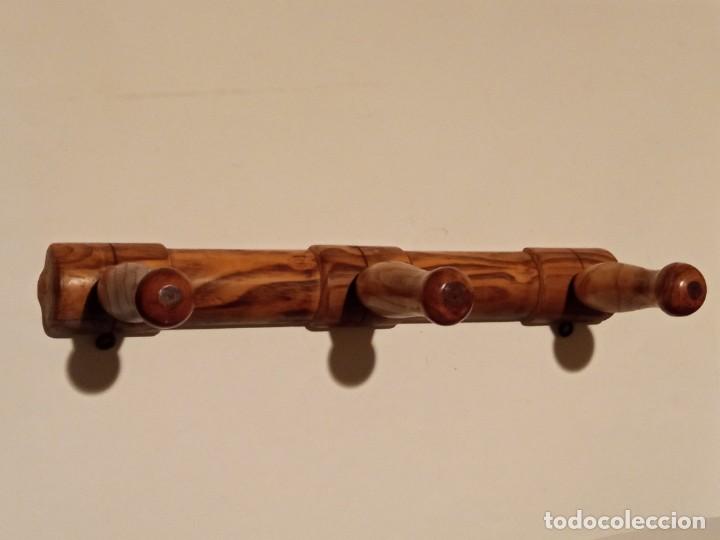 Vintage: antiguo perchero de tres colgadores de madera