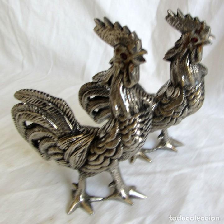 Vintage: Pareja de gallos en plomo plateado - Foto 1