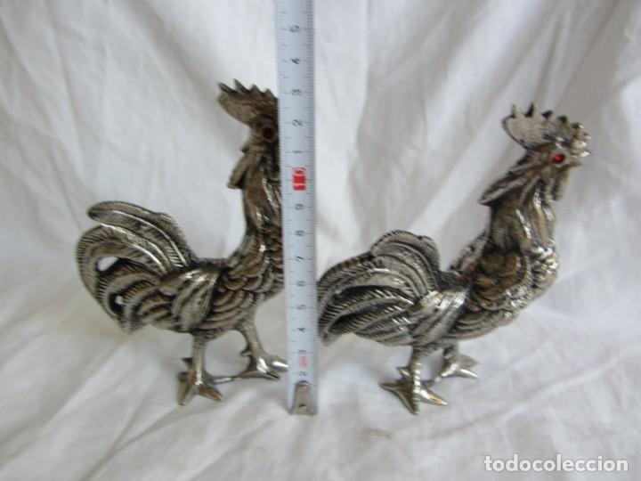 Vintage: Pareja de gallos en plomo plateado - Foto 3