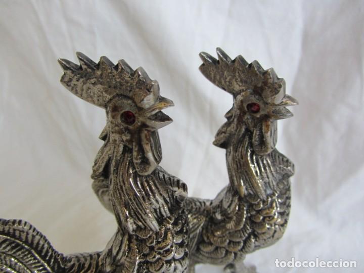 Vintage: Pareja de gallos en plomo plateado - Foto 9
