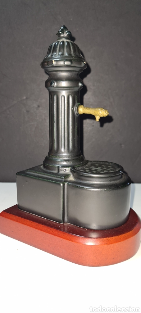 Vintage: Bonita figura de una fuente. Con base de madera.