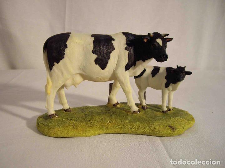 Vintage: CUATRO FIGURAS VACA CON TERNERO RESINA - Foto 1