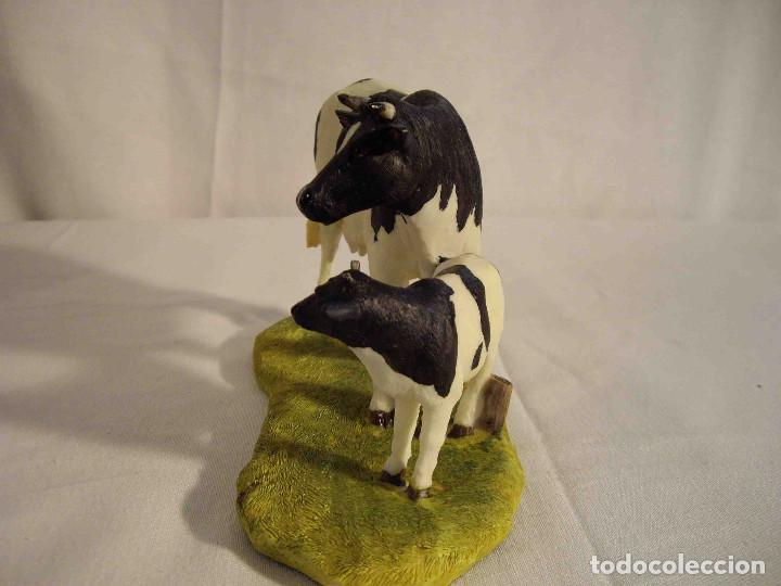 Vintage: CUATRO FIGURAS VACA CON TERNERO RESINA - Foto 2