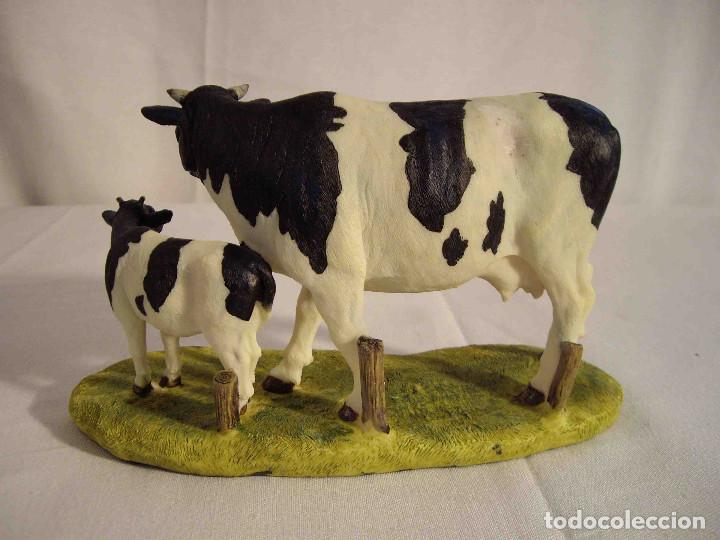 Vintage: CUATRO FIGURAS VACA CON TERNERO RESINA - Foto 3