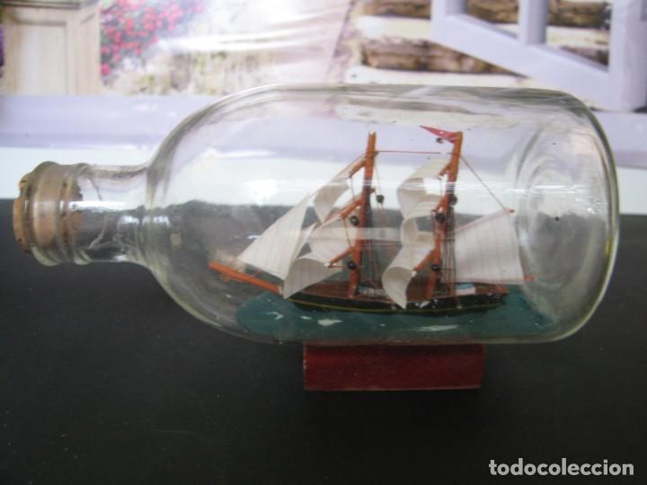 Vintage: Peque&ntilde;o Barco de Madera dentro de Botella de Cristal 14 cm