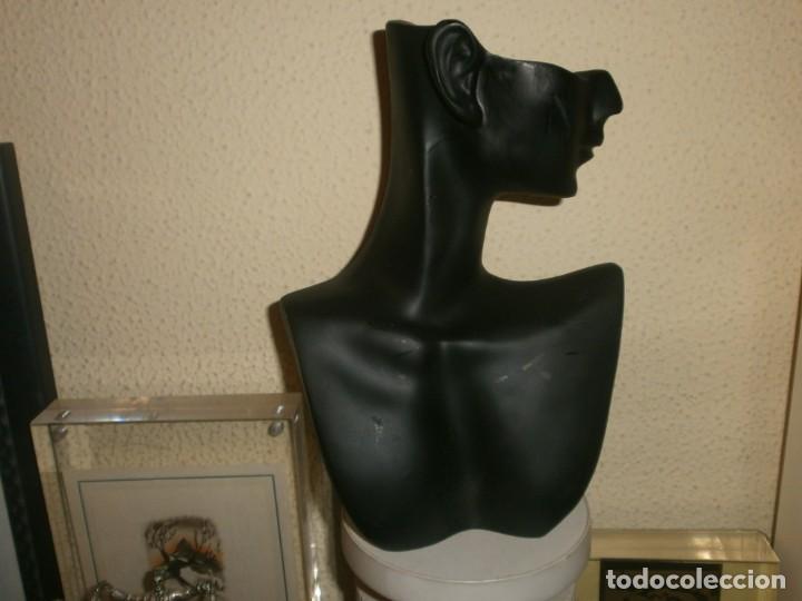 Vintage: Escultura perfil mujer resina color negro rozada medida 20X14X5 cm. Expositor collares