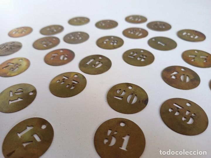 Vintage: Lote de chapas numerada de lat&oacute;n, para llaves. - Foto 2