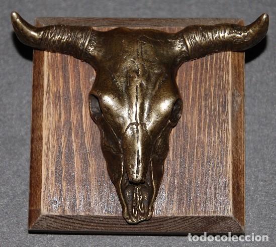 Vintage: FIGURA CABEZA DECORATIVA DE RES (TORO-VACA) EN METAL SOBRE METOPA DE MADERA