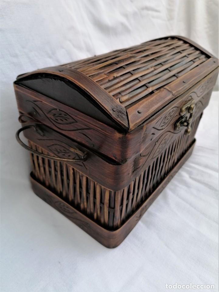 Vintage: Baul de madera y mimbre - Foto 2