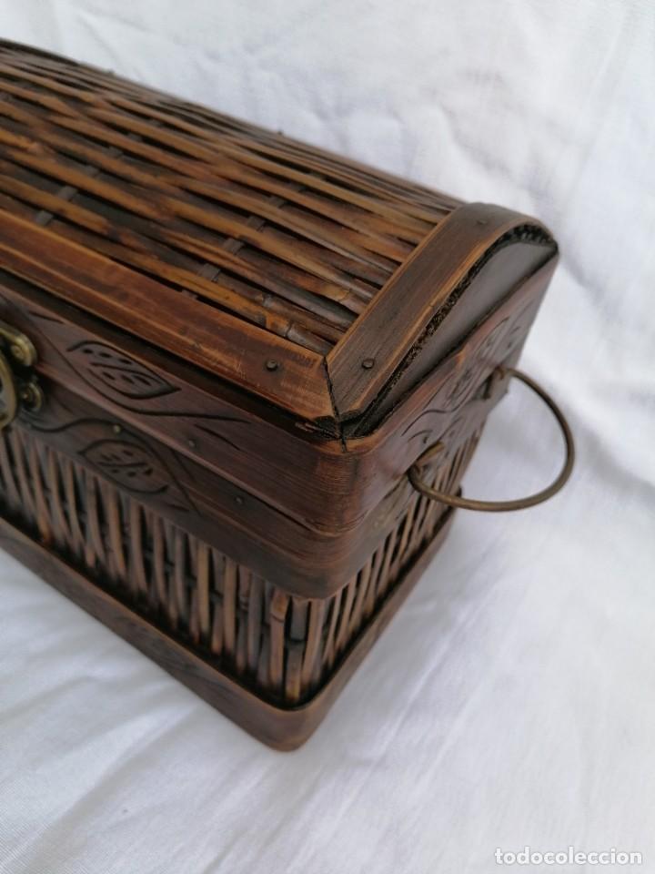 Vintage: Baul de madera y mimbre - Foto 3