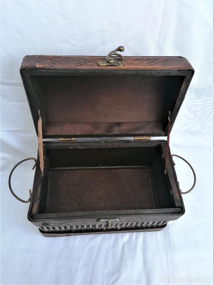 Vintage: Baul de madera y mimbre - Foto 4