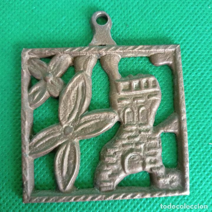 Vintage: Medalla cobre lat&oacute;n 5,2x5,2 cm muy antiguo torre y flores