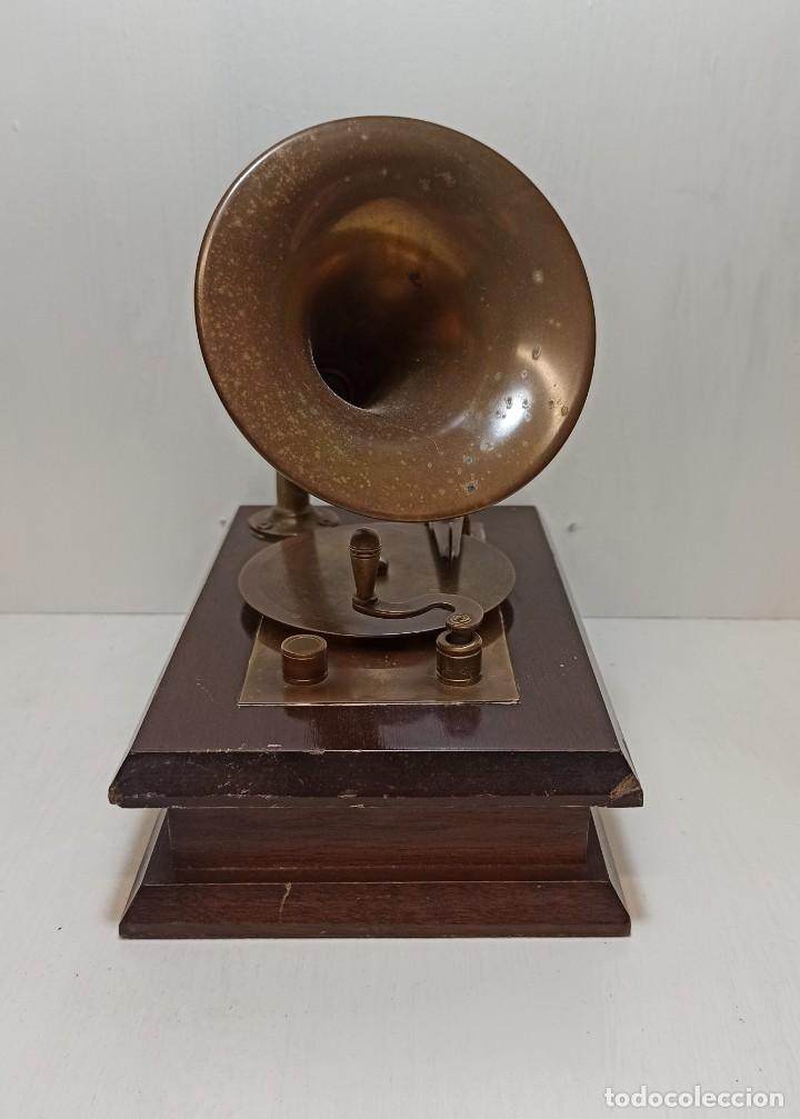 Vintage: caja de m&uacute;sica en madera y lat&oacute;n figura gram&oacute;fono