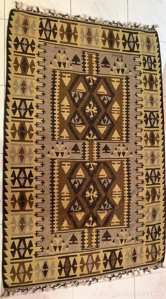 Vintage: Alfombra Kilim turco de lana de dromedario con dibujos &eacute;tnicos.