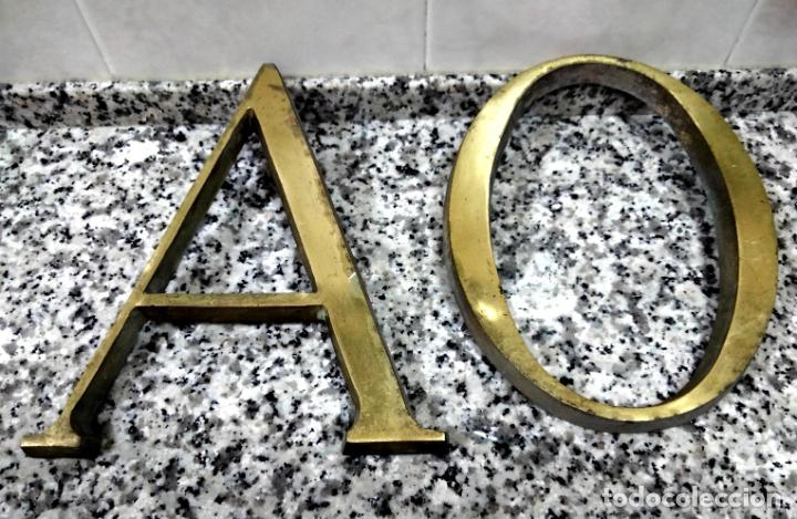 Vintage: 2 Letras Corp&oacute;reas de Bronce. Fuente Times New Roman. A&ntilde;os 80.Comercio Cerrado Zamora.