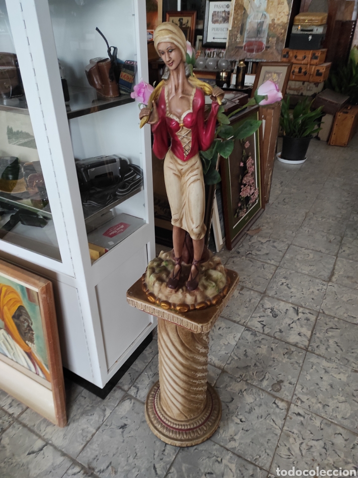 Vintage: Gran figura de mujer con pie de columna. En dos piezas.