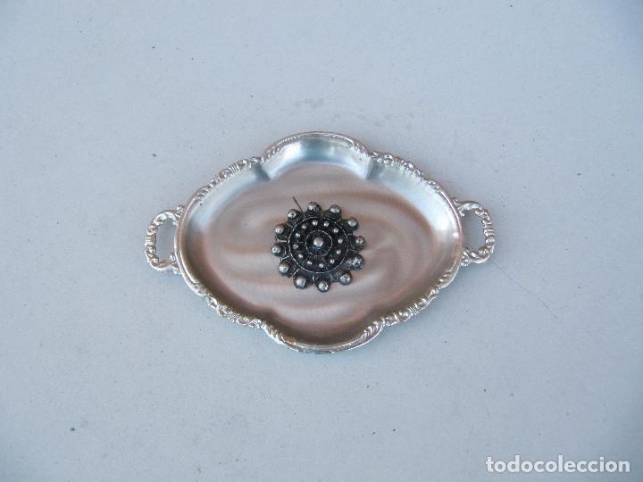 Vintage: ANTIGUA BANDEJITA PEQUE&Ntilde;A DE METAL CON BOTON CHARRO MUY BONITA