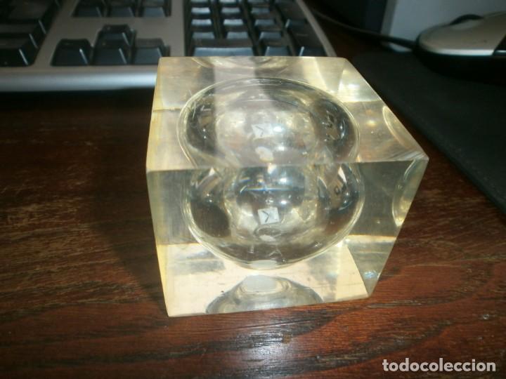 Vintage: Metacrilato cuadrado bola interior dado 1 X 2 quiniela medida 5 X 6 X 6 cm.
