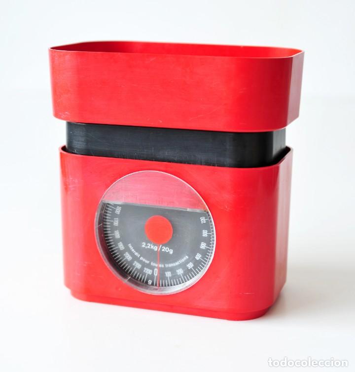 Vintage: B&aacute;scula de cocina marca Terraillon. Made in France. Original, a&ntilde;os 70. Pl&aacute;stico ABS rojo. 2,2 kg.