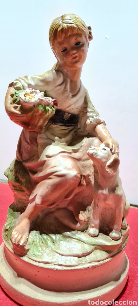 Vintage: Preciosa figura de yeso de joven con flores y un perro.