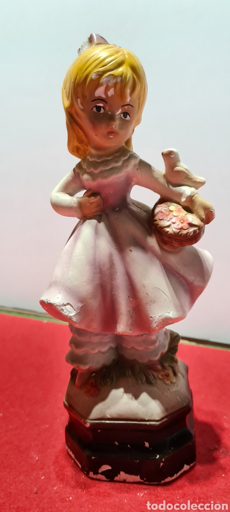 Vintage: Figura ni&ntilde;a con paloma. De yeso. Vintage.