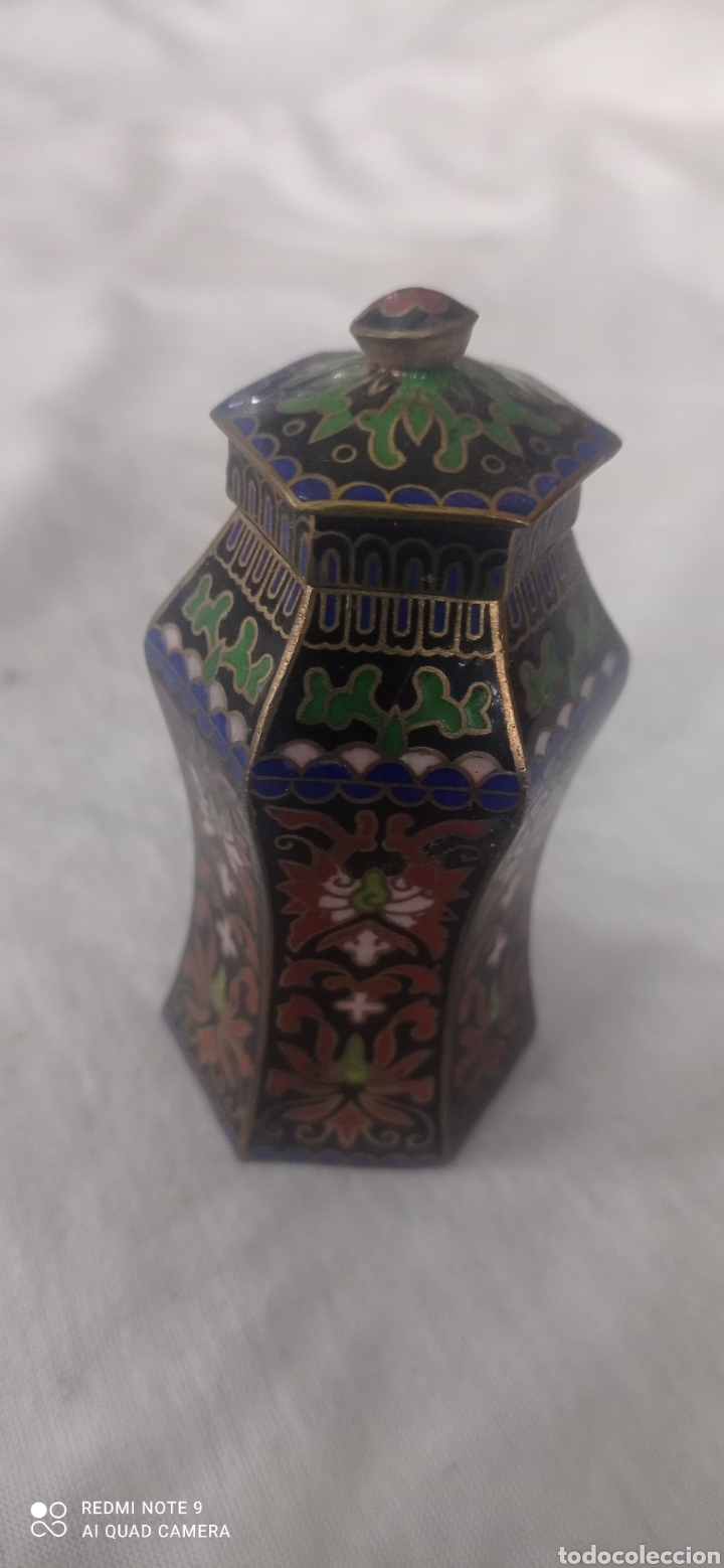 Vintage: Bote o cajita de bronce con tapa pintado a mano