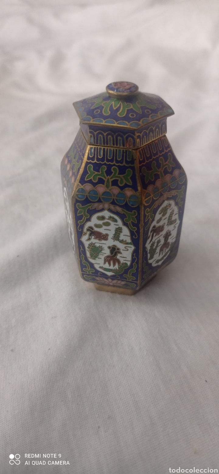 Vintage: Bote o cajita de bronce con tapa pintado a mano esmaltado