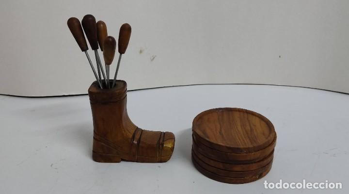 Vintage: Talla de madera, con tenedores para aperitivos y posavasos , a&ntilde;os 60/