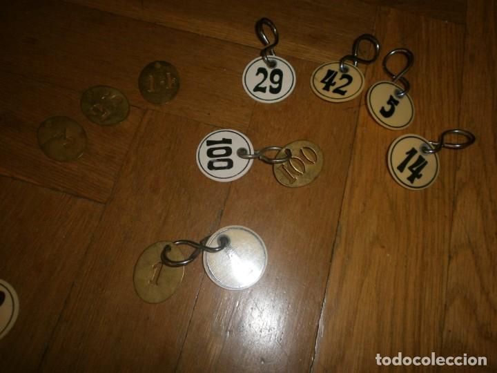 Vintage: Llaveros dobles chapas lat&oacute;n y pl&aacute;stico numerados 63 completos 25 suelto lat&oacute;n 5-20-42 pl&aacute;stico rigi