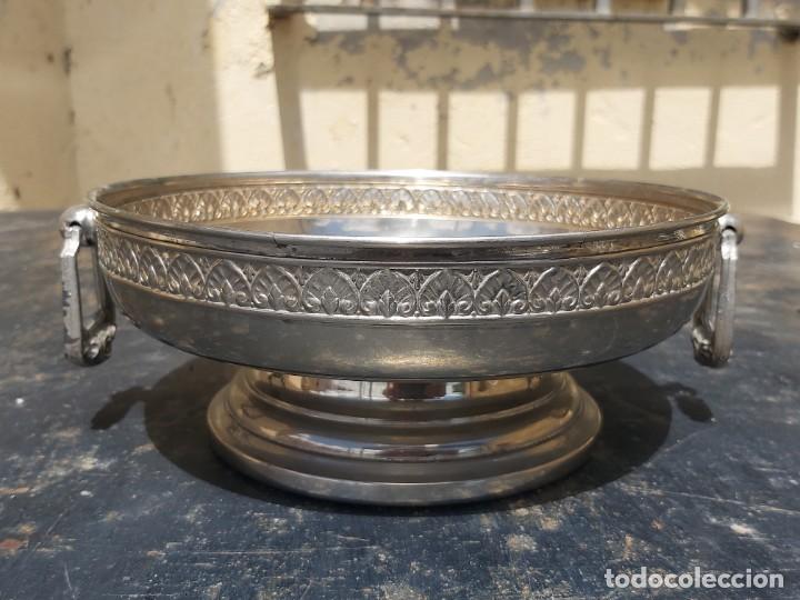 Vintage: Fuente o copa en metal plateado muy decorativa con asas.