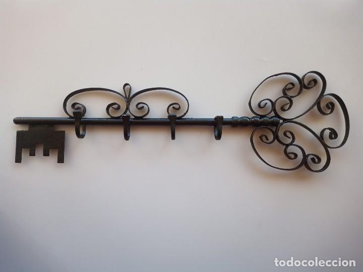 Vintage: Llave de pared, vintage, con cuatro perchas.