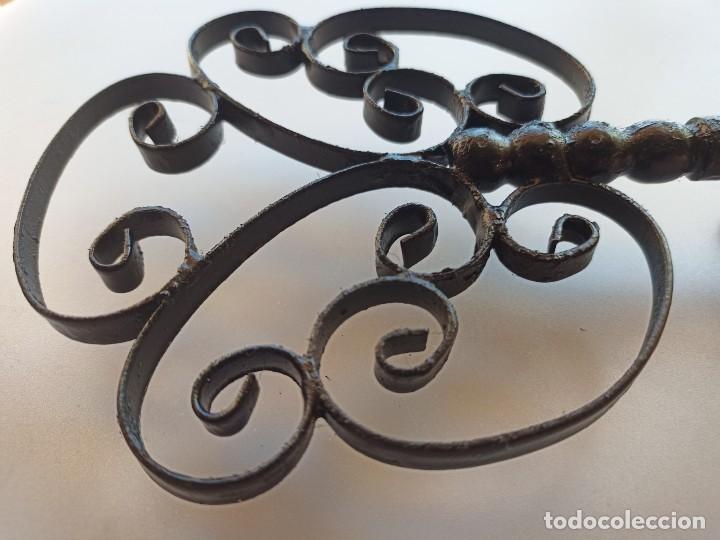 Vintage: Llave de pared, vintage, con cuatro perchas. - Foto 2