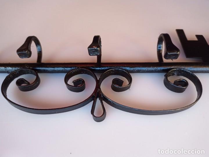 Vintage: Llave de pared, vintage, con cuatro perchas. - Foto 3