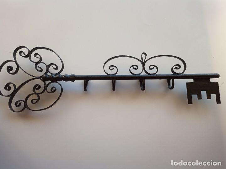 Vintage: Llave de pared, vintage, con cuatro perchas. - Foto 4