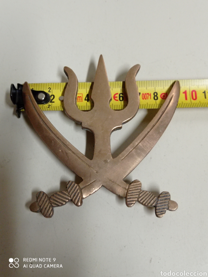 Vintage: Placa decorativa de bronce, espadas y tridente. Desconozco su uso. - Foto 3