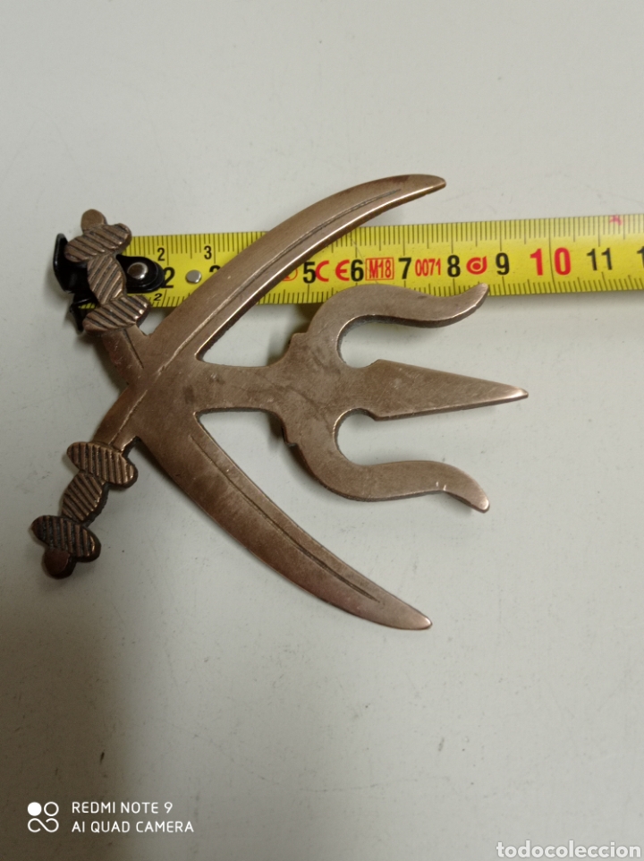 Vintage: Placa decorativa de bronce, espadas y tridente. Desconozco su uso. - Foto 4