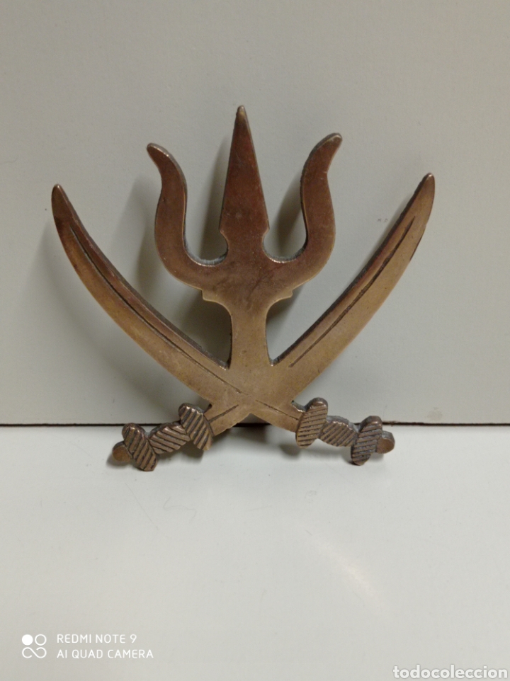 Vintage: Placa decorativa de bronce, espadas y tridente. Desconozco su uso. - Foto 1