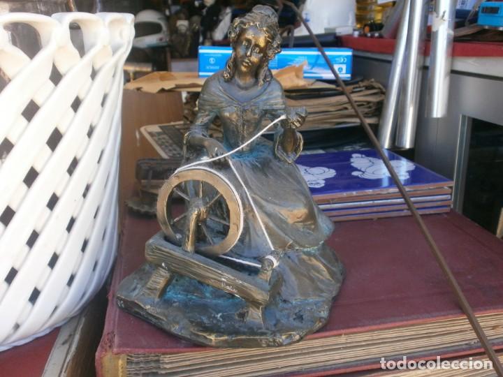 Vintage: Escultutra Figura Hilandera en resina altura 21 cm. medida 17X17 cm.