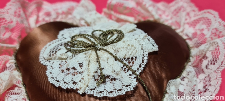 Vintage: Precioso y elegante cojin en forma de coraz&oacute;n. - Foto 2