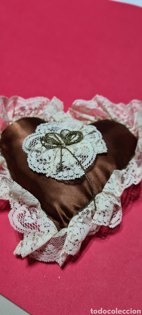 Vintage: Precioso y elegante cojin en forma de coraz&oacute;n. - Foto 4