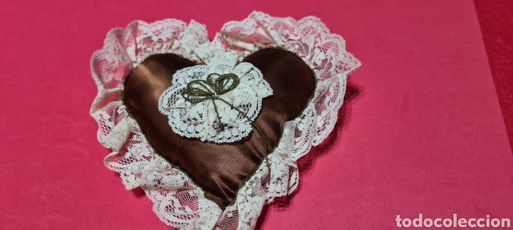 Vintage: Precioso y elegante cojin en forma de coraz&oacute;n.