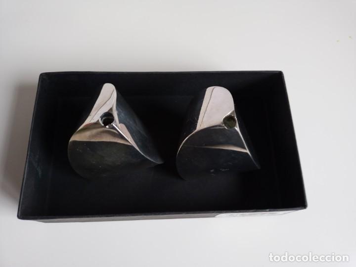 Vintage: Pareja de portavelas c&oacute;nicos plateados. En caja original. Sin estrenar