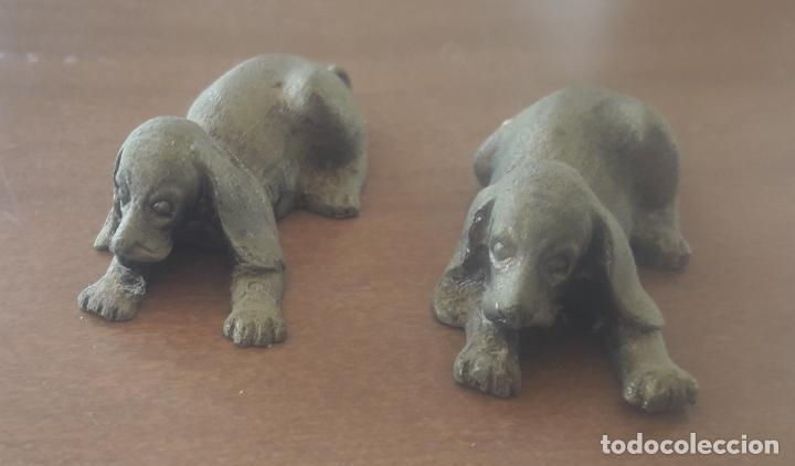 Vintage: ANTIGUA PAREJA PERROS TUMBADOS METALICOS ANIMALES - 5CM