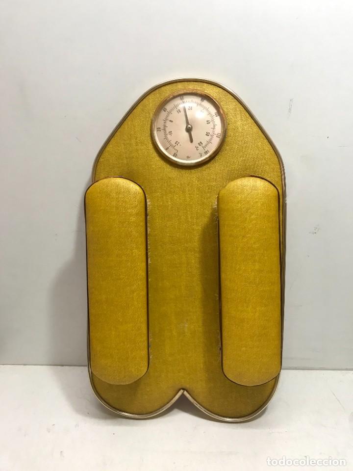 Vintage: PAREJA DE CEPILLOS LIMPIABOTAS CON BASE PARA COLGAR CON TERMOMETRO
