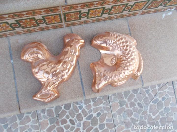 Vintage: PAREJA DE DOS FIGURAS DE PEZ Y GALLO DE METAL. A&Ntilde;OS 60/70 APROX
