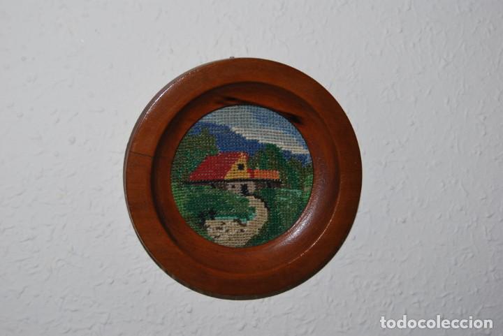 Vintage: PEQUE&Ntilde;O CUADRO EN PETIT POINT - CASA - PAISAJE - MARCO REDONDO