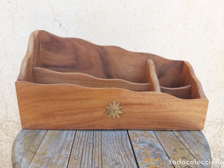 Vintage: Tarjetero u organizador de escritorio en madera oriental con un sol en metal.