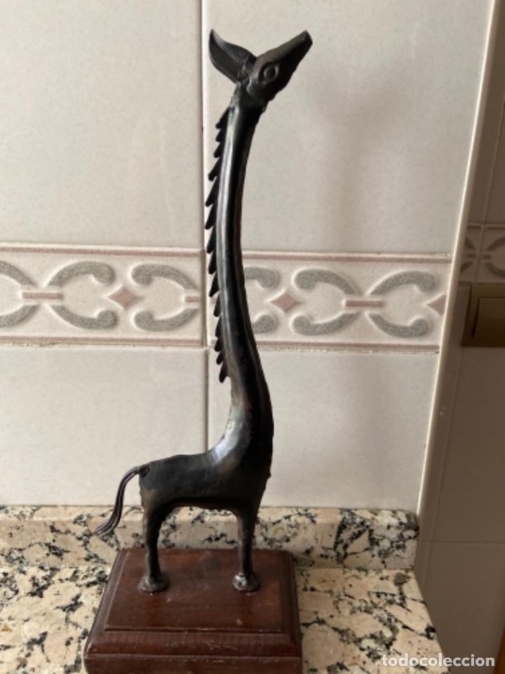 Vintage: Escultura forja sobre peana de madera