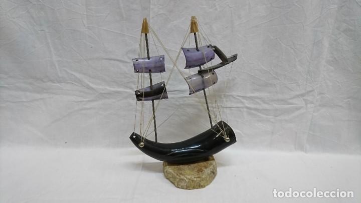 Vintage: BARCO VELERO REALIZADO EN ASTA DE TORO, 32 X 21 CM