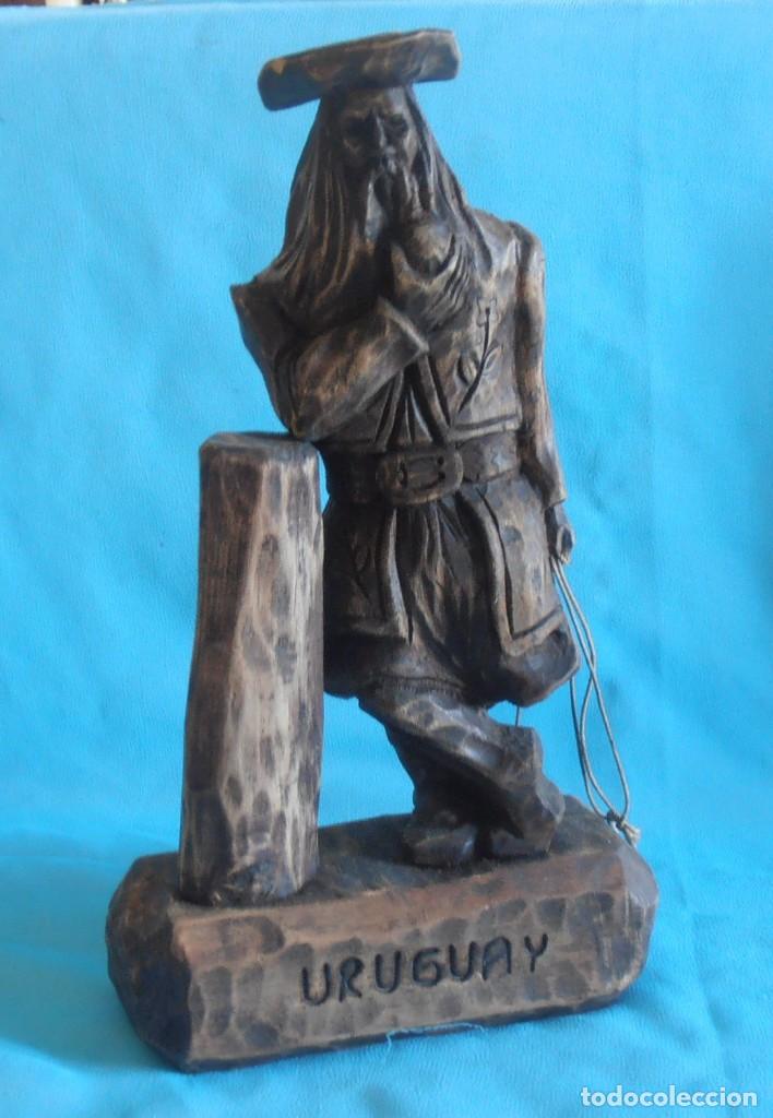 Vintage: URUGUAYO DE MADERA TOMANDO MATE, URUGUAY - Foto 1